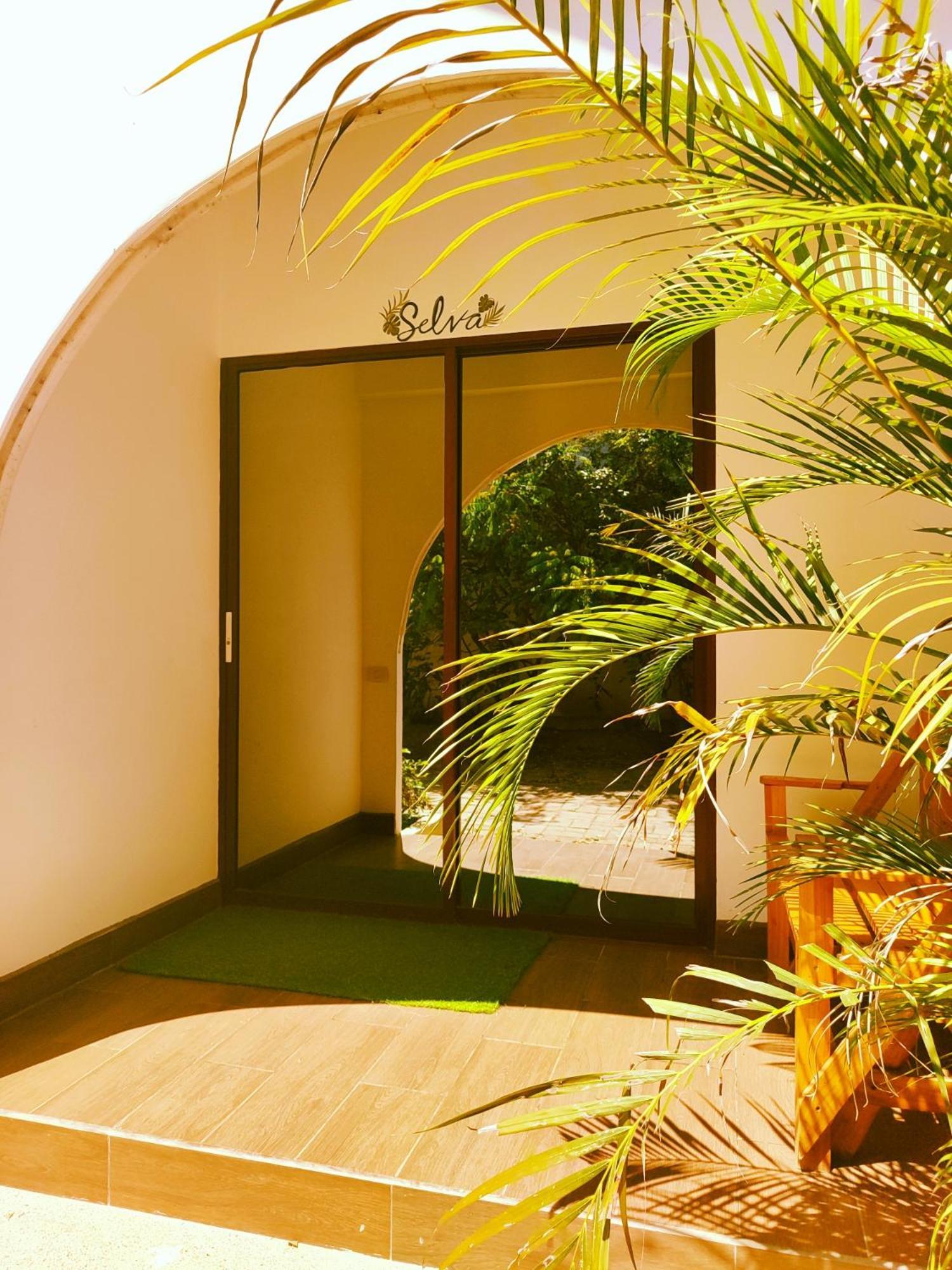 Hotel Café Madame Puerto López Esterno foto